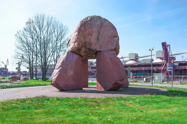 Stone sculpture in the port of Ventspils — Stock Photo, Image