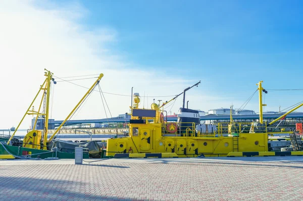 Navio de carga seca e barco no rio Venta em Ventspils — Fotografia de Stock