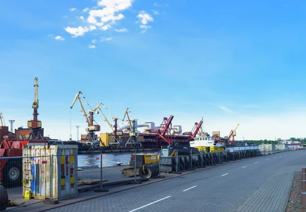 Buque de carga seca y grúas de carga en Marina en Ventspils — Foto de Stock