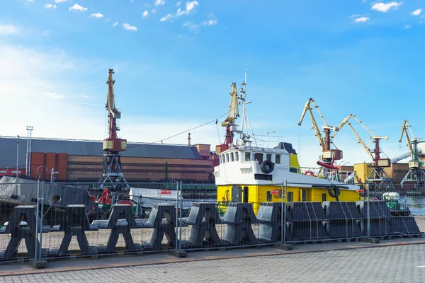 Droog vrachtschip en hijskranen bij Marina in Ventspils — Stockfoto