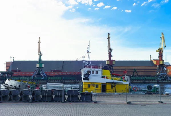 Droog vrachtschip in de jachthaven in Ventspils — Stockfoto