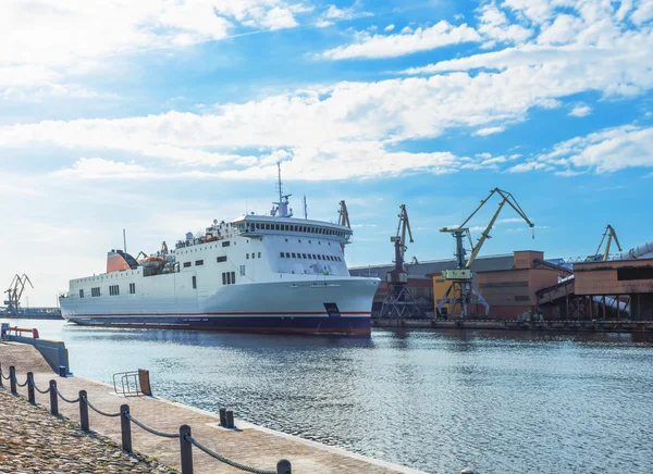 Letonya Ventspils Venta Nehri üzerinde Feribot