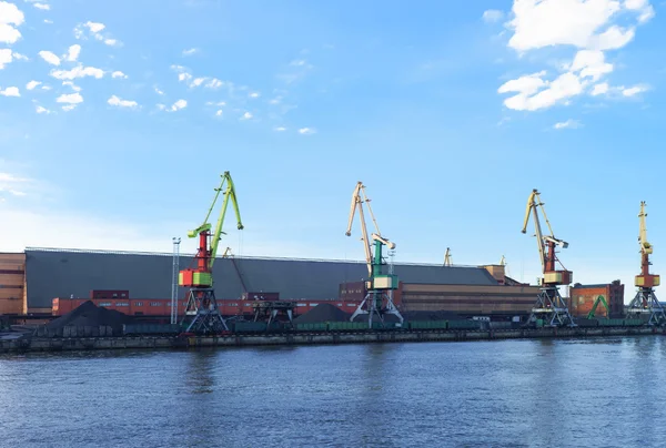 Grúas elevadoras en Marina en Ventspils — Foto de Stock