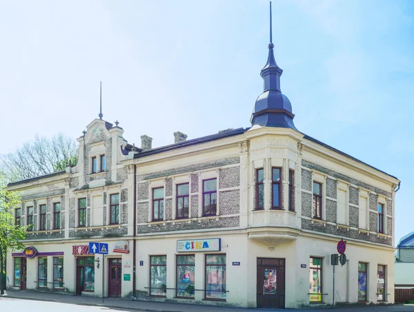 Letonya Ventspils Steeple ile Eski ev — Stok fotoğraf