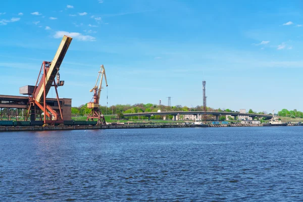 Naves y grúas elevadoras en el puerto deportivo de Ventspils — Foto de Stock