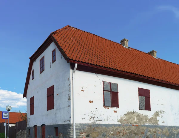 Старый дом с красной крышей в Вентспилсе — стоковое фото