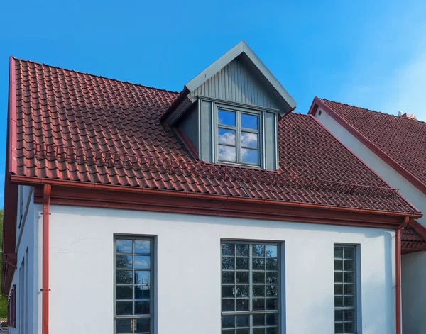 Casa pintada blanca con techo rojo en Ventspils — Foto de Stock