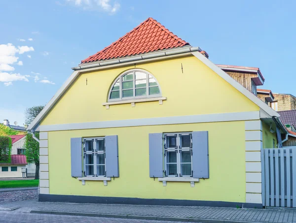 Amarillo pintado Casa antigua en Ventspils de Letonia — Foto de Stock