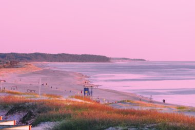 Letonya'da Baltık Denizi Ventspils sahilde gün batımı