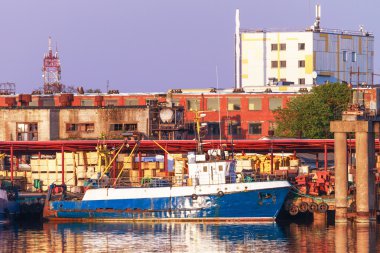 Ventspils'de Marina'da gün batımında gemi