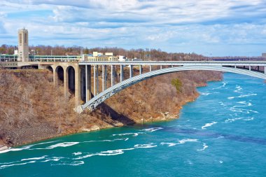 Uluslararası Gökkuşağı Köprüsü üzerinden Niagara River Gorge