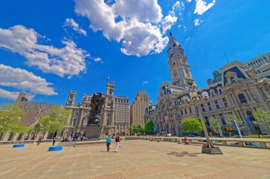 Heykel ve Philadelphia Belediye Binası ile Kare