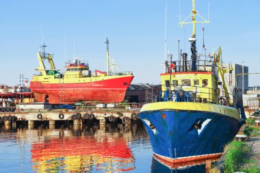 Letonya Ventspils Marina İki Gemi