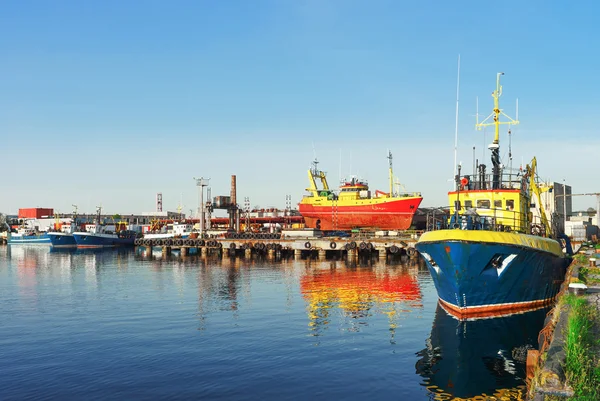 Navios na Marina em Ventspils na Letónia — Fotografia de Stock