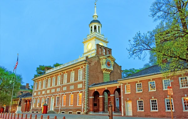 Independence Hall in Chestnut Street in Philadelphia in the even — Stock Photo, Image