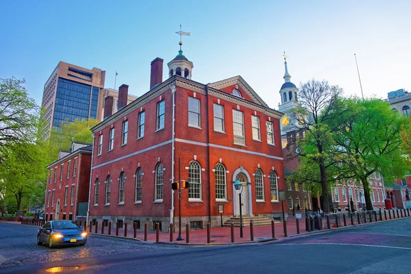 Independence Hall and Old City Hall in Philadelphia in evening — Stock Photo, Image