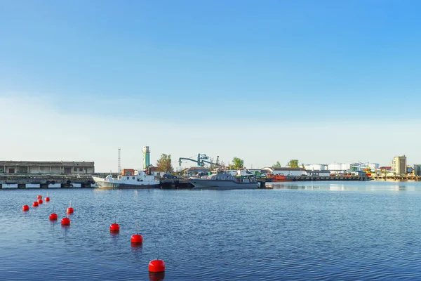 拉脱维亚文茨皮尔斯文塔河上的船只 — 图库照片