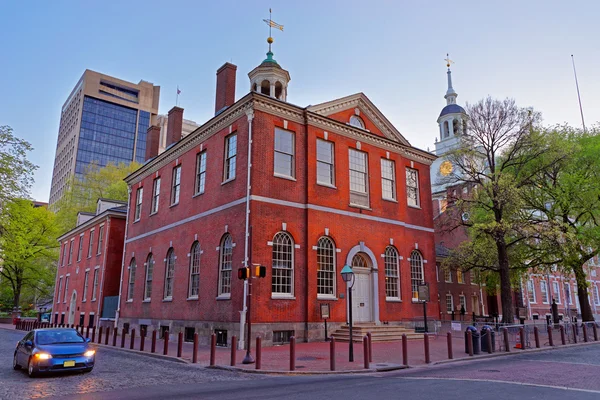 Antiguo Ayuntamiento y Salón de la Independencia en Filadelfia por la noche — Foto de Stock
