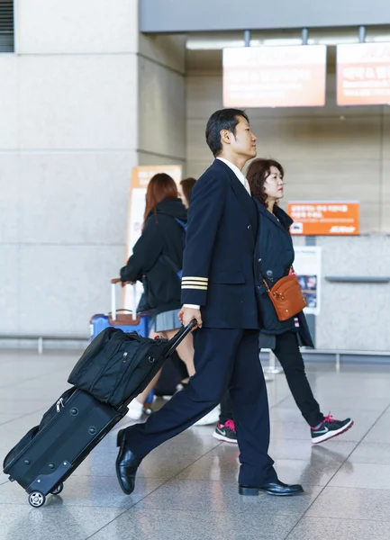 Asiatisch koreanischer Steward auf dem internationalen Flughafen incheon — Stockfoto