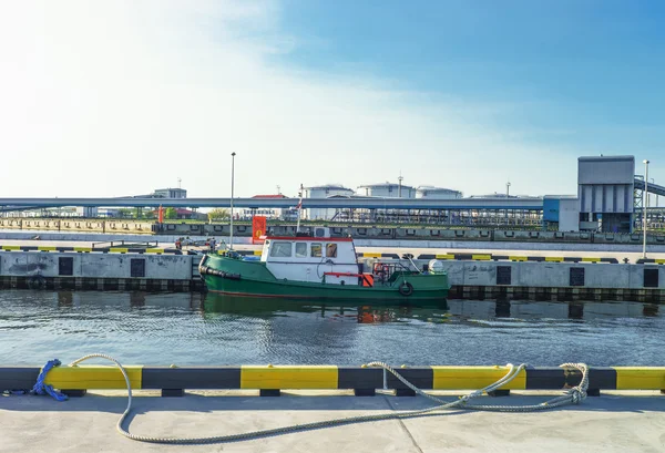 Boot auf dem Fluss venta in ventspils in Lettland — Stockfoto