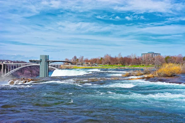 Niagara Falls en Rainbow Bridge over de Niagara River Gorge — Stockfoto