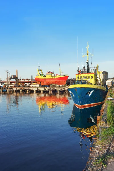 Dois navios na Marina em Ventspils na Letónia — Fotografia de Stock
