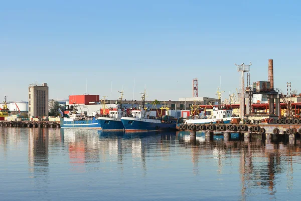 Navios na Marina em Ventspils na Letónia — Fotografia de Stock