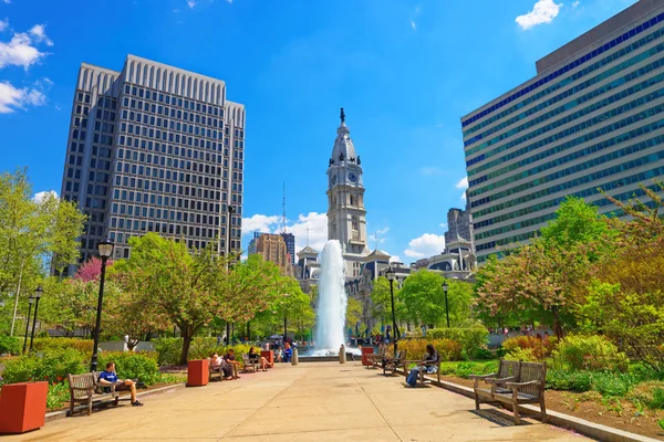 Arka planda Fountain ve Philadelphia City Hall ile Love Park