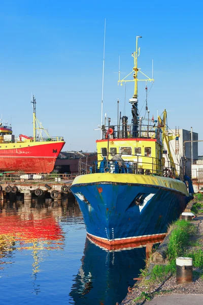 Navio na Marina em Ventspils na Letónia — Fotografia de Stock