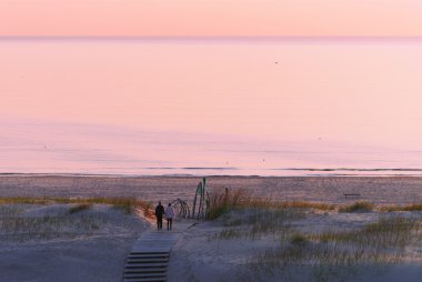 Çift Baltık Denizi'ndeki batımında sahilde