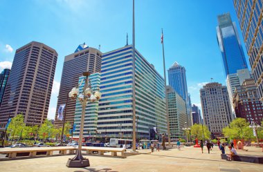 Penn Merkezi ve manzarası ile Philadelphia içinde gökdelenler