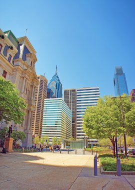 Penn Square ve Penn Merkezi ve Philad içinde gökdelenler manzarası