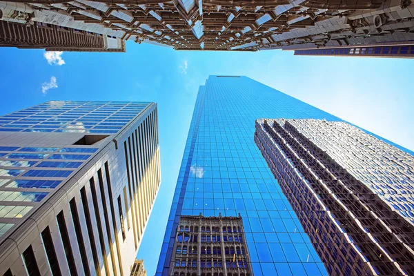 Vista de abajo hacia arriba de los rascacielos reflejados en vidrio en Filadelfia — Foto de Stock