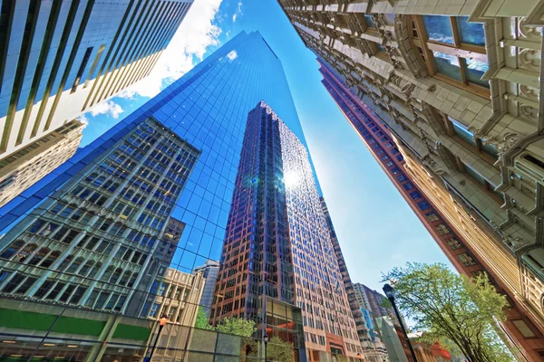 Vista de abajo hacia arriba de los rascacielos reflejados en vidrio en Filadelfia —  Fotos de Stock