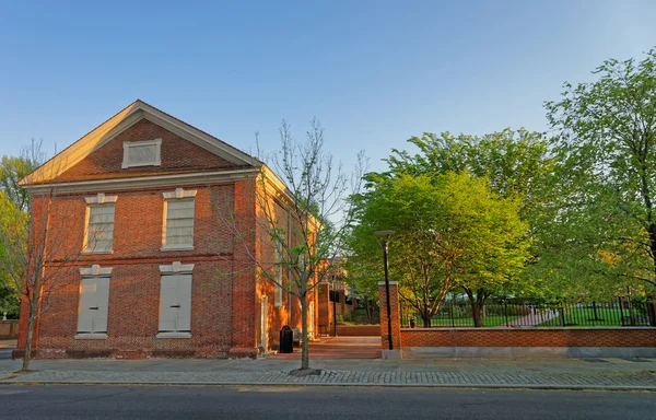 Edifício de tijolos vermelhos na Cidade Velha, na Filadélfia — Fotografia de Stock