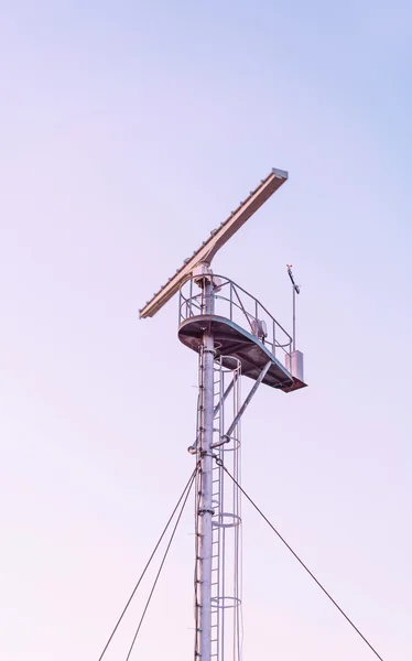 Radio lokalizatora o przejrzeniu wieża w pobliżu Molo Południowego w Ventspils — Zdjęcie stockowe