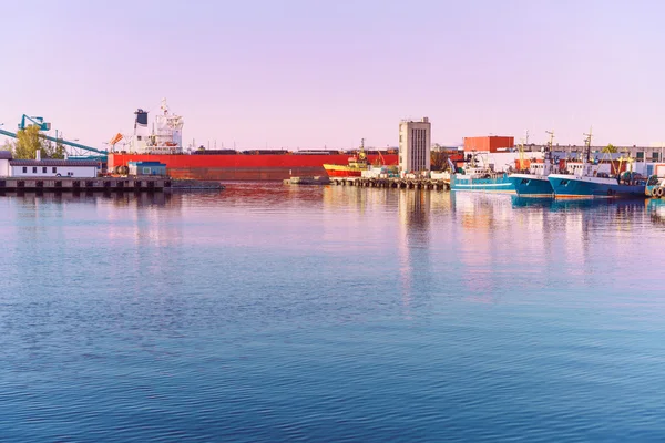 船只和起重机在滨海文茨皮尔斯在日落时分 — 图库照片