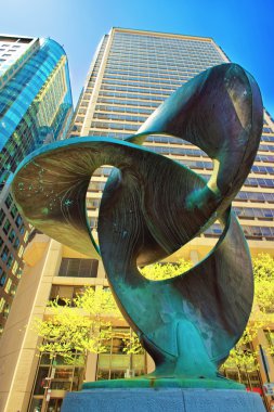 Üç olan heykel ve manzarası ile gökdelenler