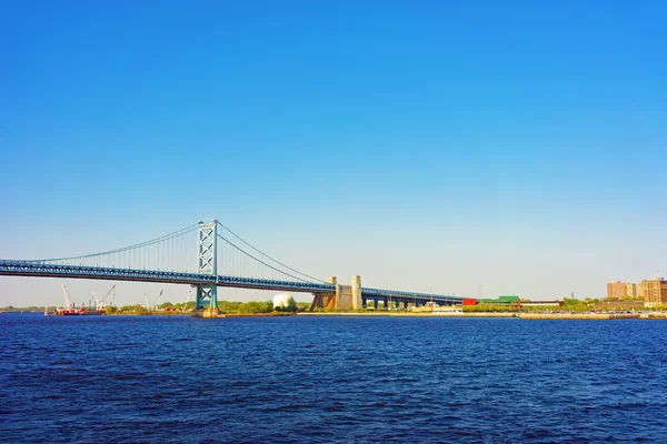 Benjamin Franklin Bridge sobre o rio Delaware em Filadélfia — Fotografia de Stock