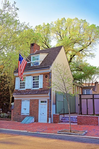 Betsy Ross casa e pendurado bandeira americana na Filadélfia — Fotografia de Stock