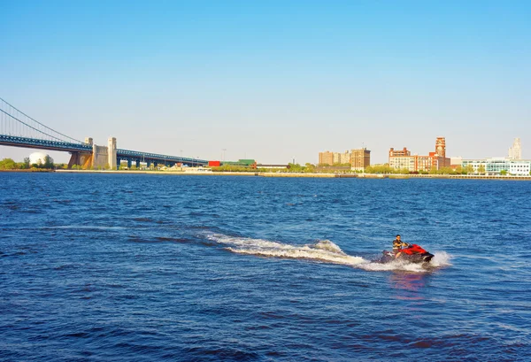 Düsenboot in der Nähe der Benjamin Franklin Brücke über den delaware River — Stockfoto