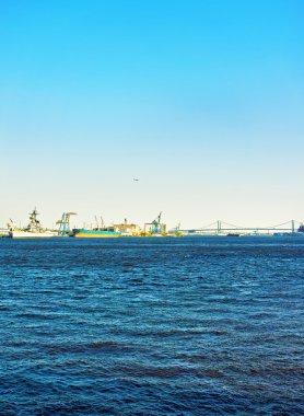 Benjamin Franklin köprüden Delaware Nehri Philadelphia yakınındaki gemiler