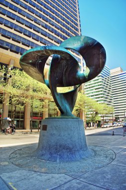 Üç olan heykel ve gökdelenlerin manzarası