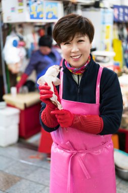 Asyalı kadın Jagalchi Busan içinde balık pazarında satış