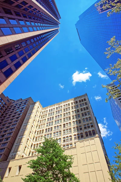 Vista de abajo hacia arriba de rascacielos espejados en vidrio en Filadelfia — Foto de Stock