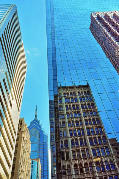 Vista de abajo hacia arriba a los rascacielos reflejados en vidrio en Filadelfia — Foto de Stock