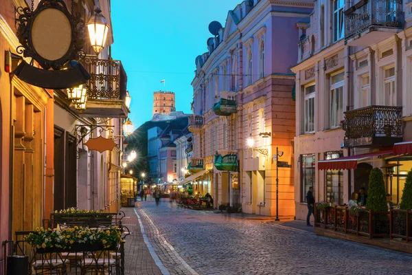 Torre Gediminas vista da Pilies Street no final da noite — Fotografia de Stock