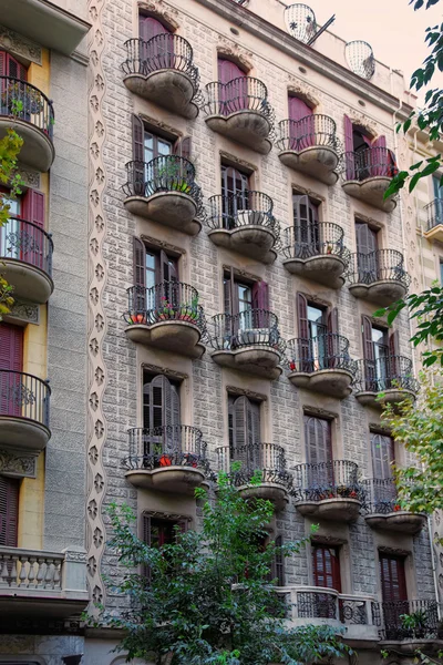 A város központjában a Barcelona modernizmus stílusú épületben — Stock Fotó