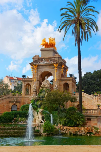 卡萨休达德亚在公园喷泉中在巴塞罗那 — 图库照片
