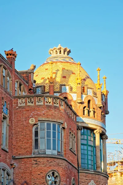 Купол будівлі лікарні de Sant Pau в Барселоні — стокове фото